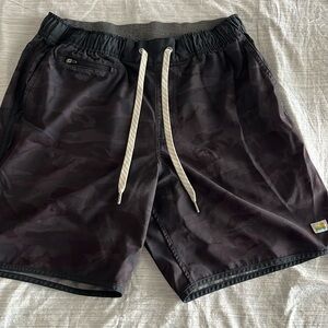 Vuori! Like new size medium black camo